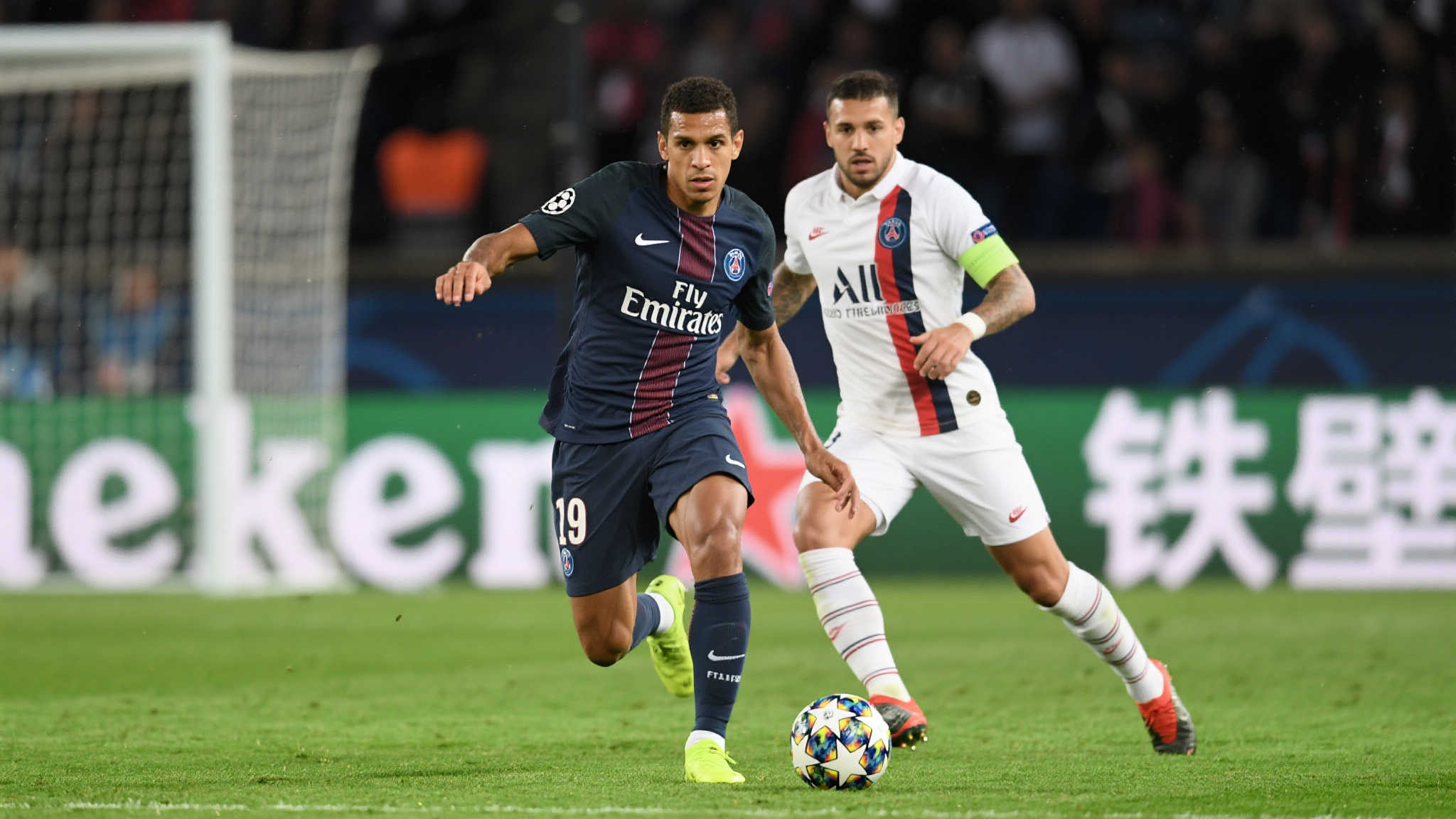 在足球赛场上，防守球员的表现往往决定了一支球队的胜